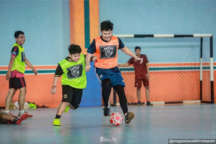 Bertanding Sepak Bola