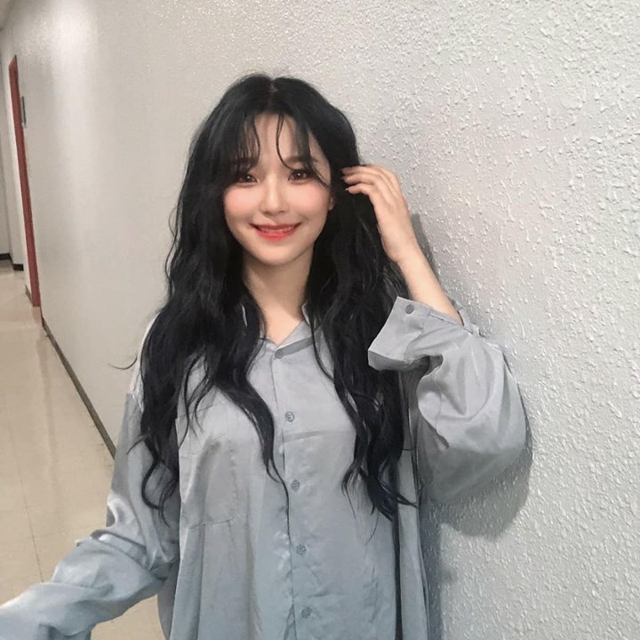 <i>Stunning</i> Dengan Rambut <i>Curly</i> 