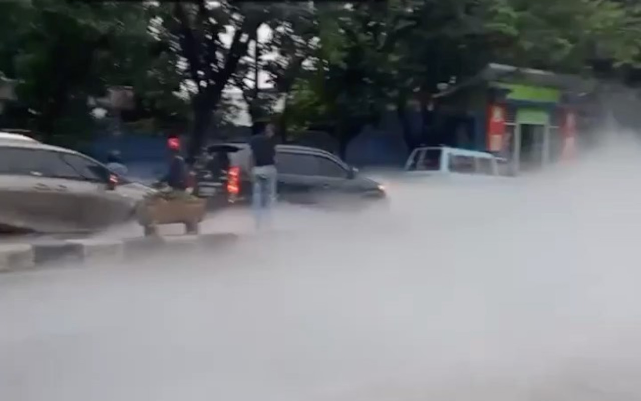 Gas CO2 Tutupi Jalan Cimone Tangerang Bikin Warga Panik, Polisi Pastikan Tak Mudah Terbakar