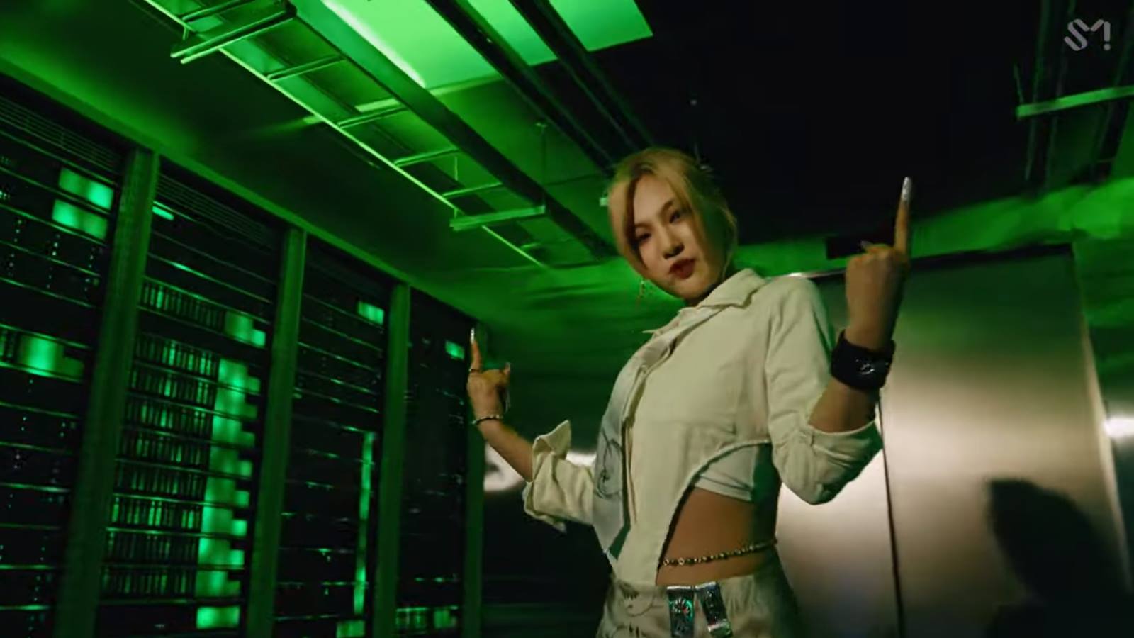 Ningning aespa mengenakan inner di outfit underboobs di MV \