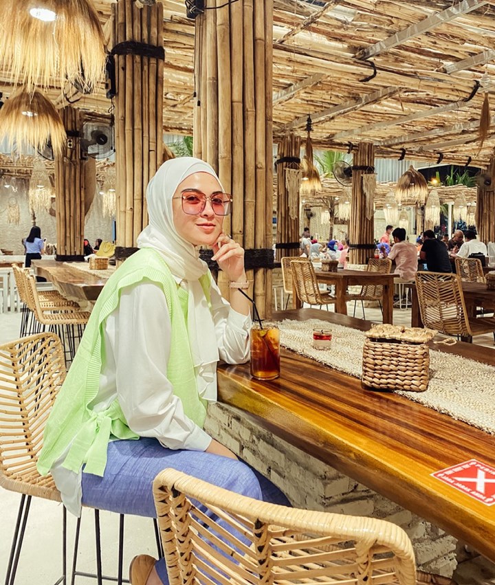 Habiskan Waktu di Kafe