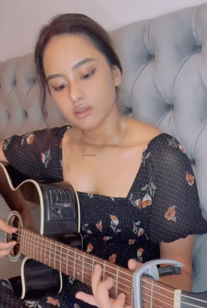 Pandai Menyanyi dan Bermain Gitar