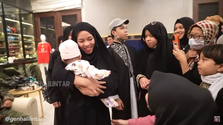 Adik Atta Yang Antri Menggendong Atta