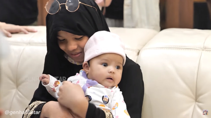 Si Putri Bungsu Semangat Pangku Ameena
