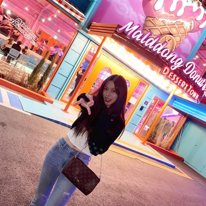 Nongki Asyik di Tempat Hits