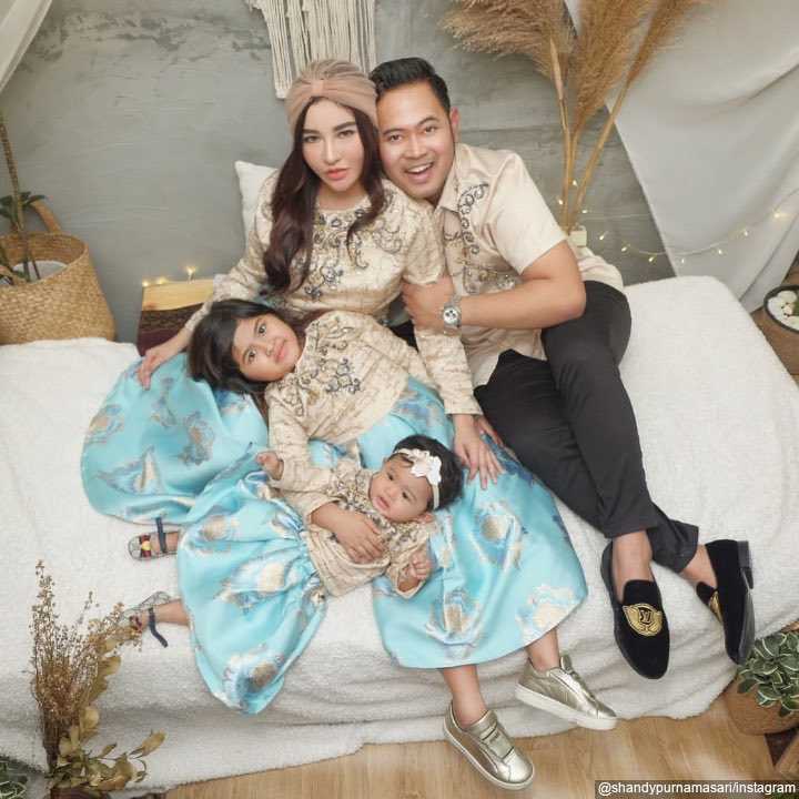<i>Family Portrait</i> Super Bahagia