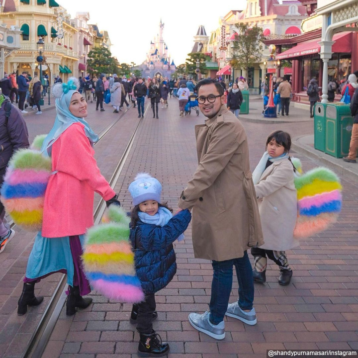 <i>Happy Family</i>