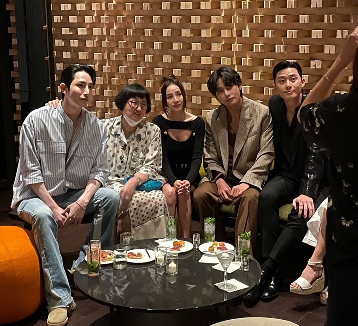 Potret V BTS Bareng Park Seo Joon, Lee Soo Hyuk dan Sandara Park Bikin Heboh Jagat Maya