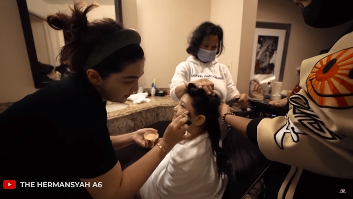 Arsy Pakai <i>Make Up</i>