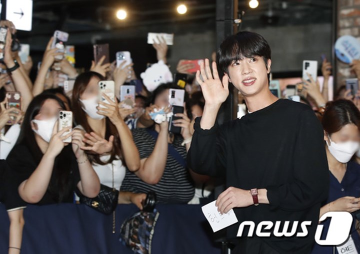 Jin BTS Bawa Pesan Lucu Untuk Jung Woo Sung dan Lee Jung Jae di Premier VIP \'Hunt\'