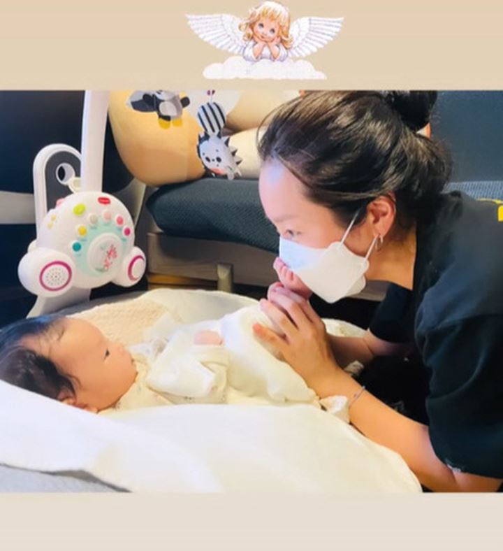 Han Ji Min Bagikan Momen Main Bareng Bayi Baru Lahir, Ukuran Wajah Hampir Sama Besar?
