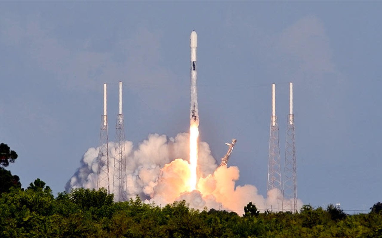Misi Eksplorasi Bulan Pertama Korea Selatan, SpaceX Luncurkan Roket Falcon 9 yang Bawa 'Danuri'