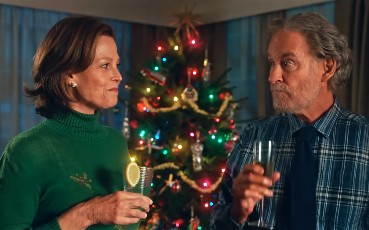 Sigourney Weaver CLBK dengan Kevin Kline di Trailer 'The Good House'