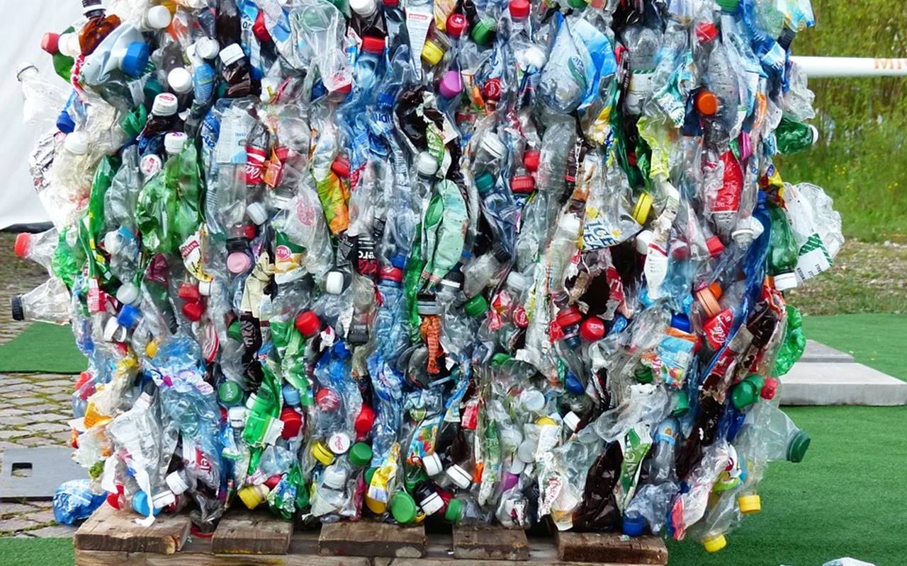 Sampah Plastik Bisa Untuk Buat Bayar Pembuatan SIM- dan SKCK di Cirebon