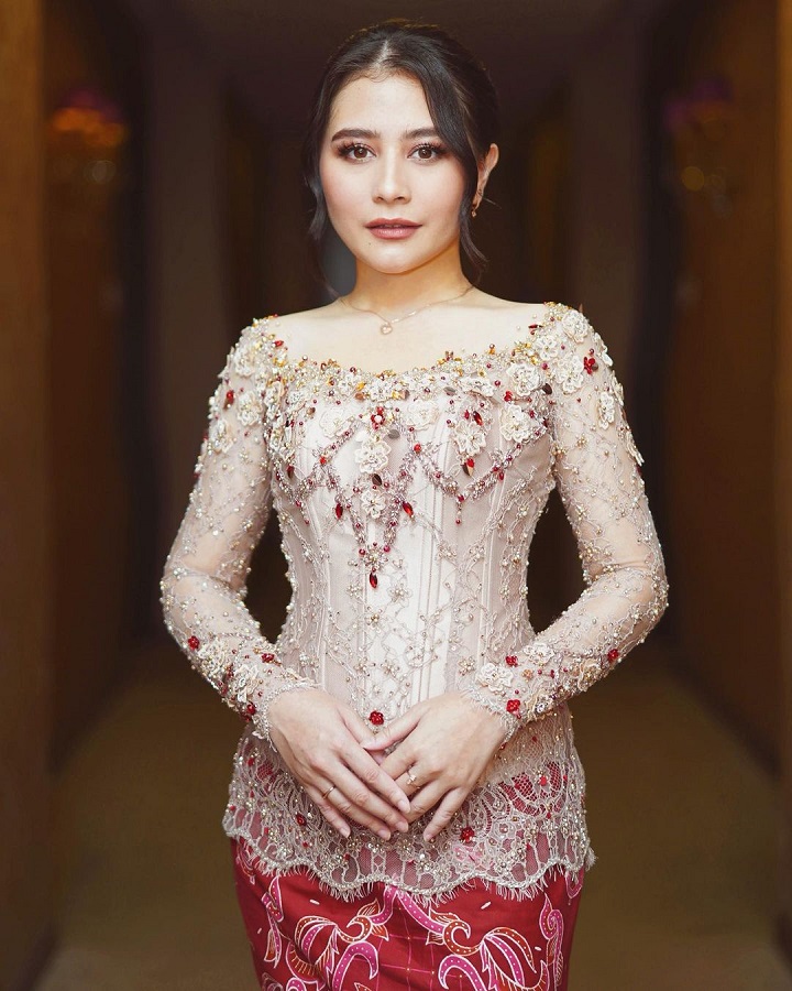 Prilly Latuconsina 