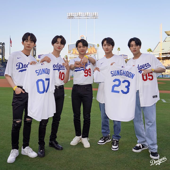 ENHYPEN Mampir di LA Dodgers, Begini Cara Atasi Absennya Sunghoon dan Sunoo