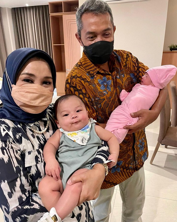 Baby Mikaila di Pelukan Opa