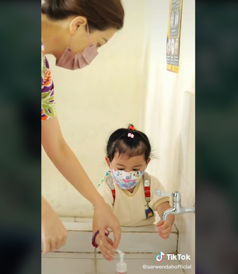 Penampilan Sarwendah Saat Antar Anak ke Sekolah Disorot, Dandan Heboh?