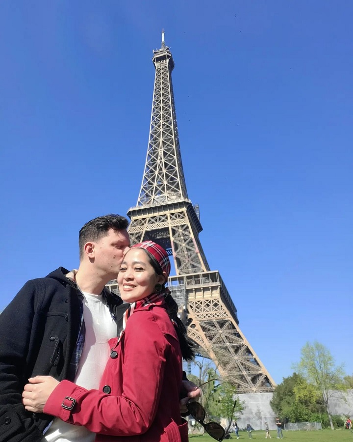 Kecup Mesra di Depan Eiffel