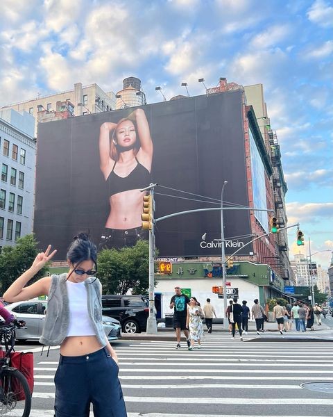 Jennie BLACKPINK Pamer Pose Centil di Depan Iklan Pakaian Dalam Calvin Klein-nya di New York