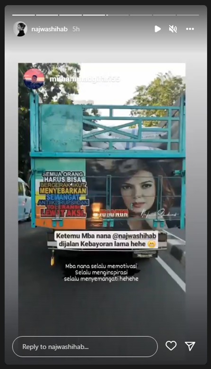Reaksi Najwa Shihab Kala Tahu Fotonya Terpampang di Balik Truk