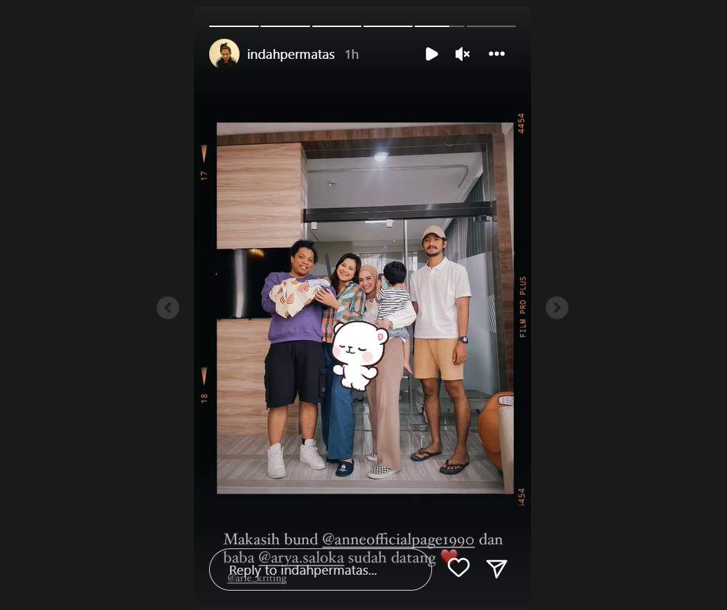 Indah Permatasari membagikan potret dengan Arya Saloka dan sang istri