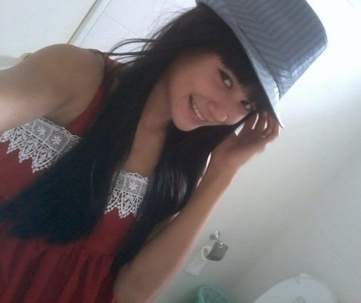 Tampil Cantik dengan Poni Tengah