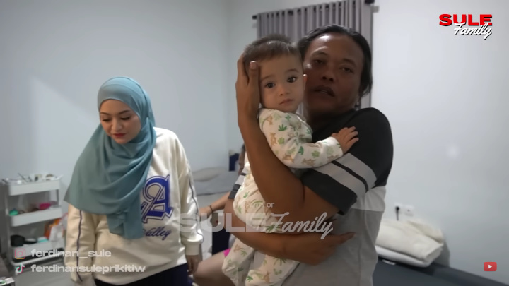 Sule Main ke Rumah Nathalie Holscher untuk Jenguk Sang Anak, Momen Adzam Lengket Bikin Terenyuh