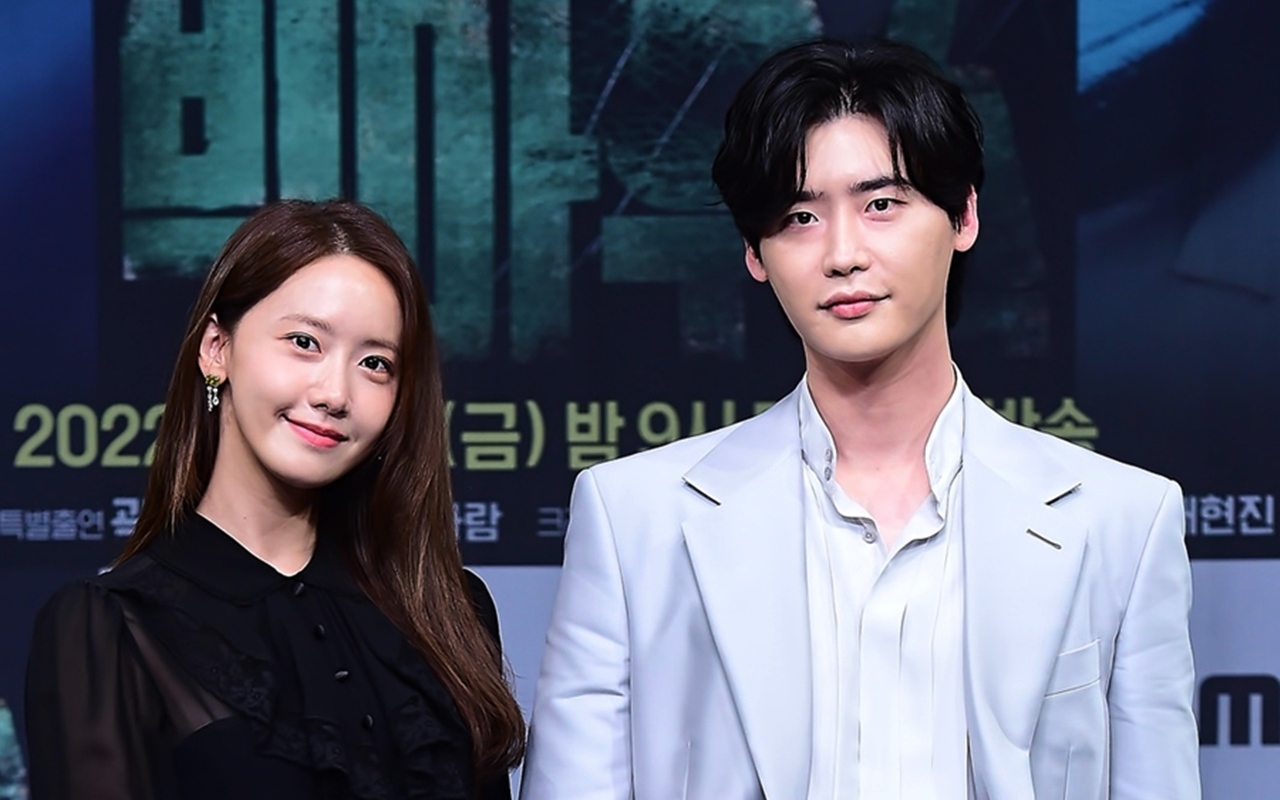 Romantisnya Lee Jong Suk Ajari Yoona SNSD Menghafal Naskah di Lokasi 'Big Mouth'