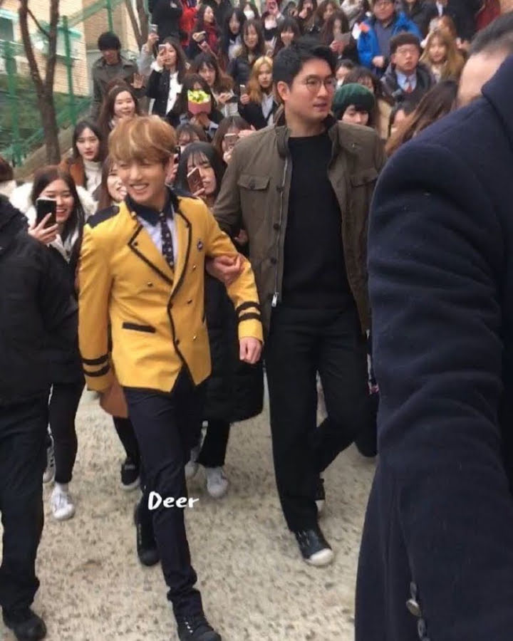 Mantan Manajer BTS Dipuji Usai Lindungi ENHYPEN dari Kerumunan Fans Ricuh di Bandara