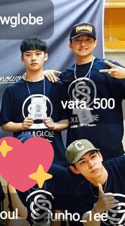Lee Know bersama dengan peserta \