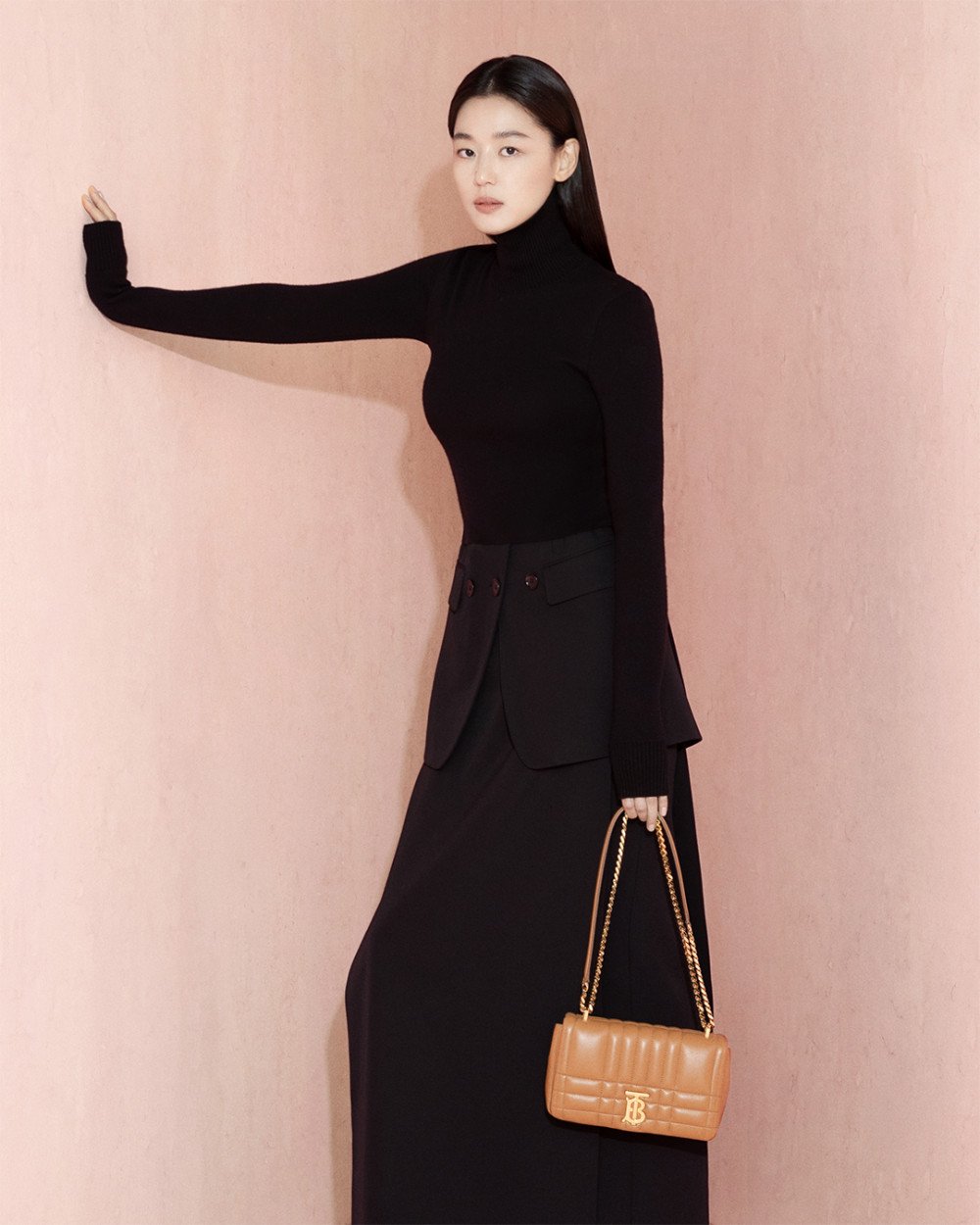 Usai Alexander McQueen, Gaya Berkelas Jun Ji Hyun Dipilij Jadi BA Rumah Mode Asal Inggris Lain