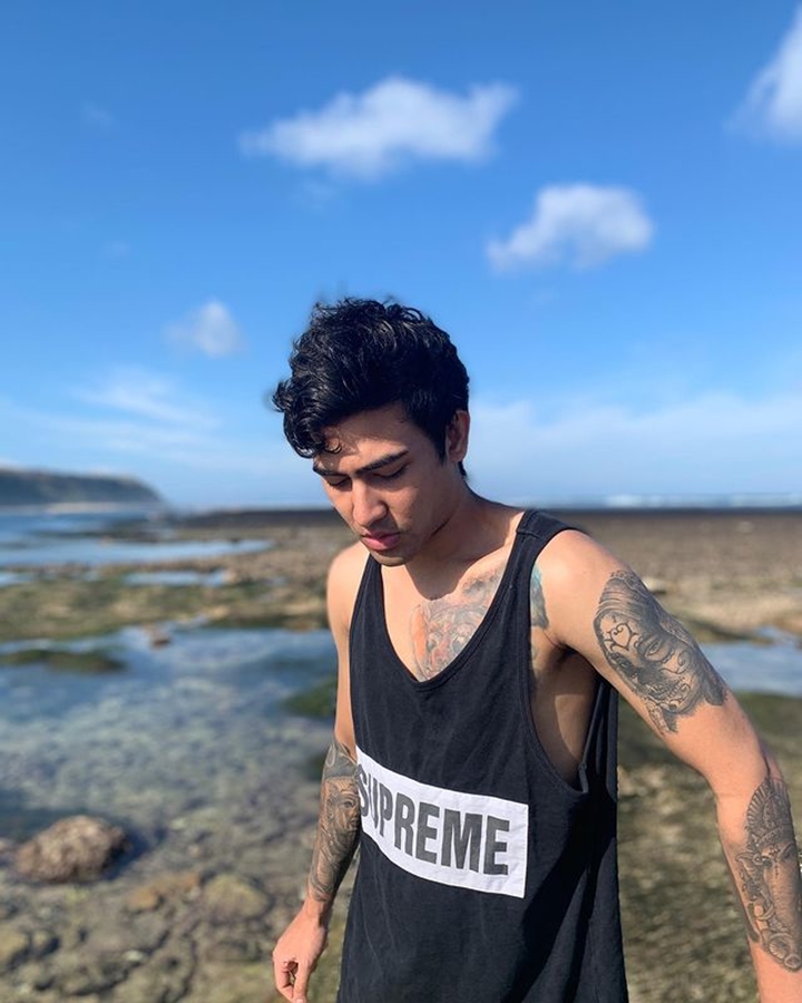 Memiliki Banyak Tato