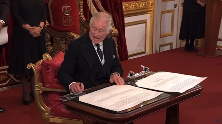 Viral Ekspresi Kesal Raja Charles III Saat Tanda Tangan Proklamasi