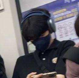 Sungchan NCT di kereta bawah tanah