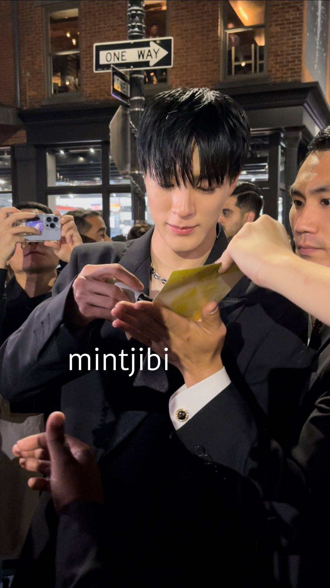 Momen Jeno NCT dan bodyguard di New York Fashion Week 2022
