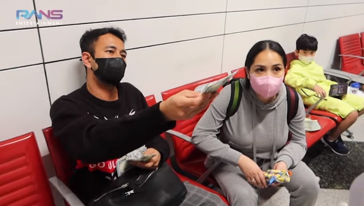 Raffi dan Nagita Bagi-Bagi Dolar Saat Berangkat Ke New York, Nominal Gak Tanggung-tanggung?