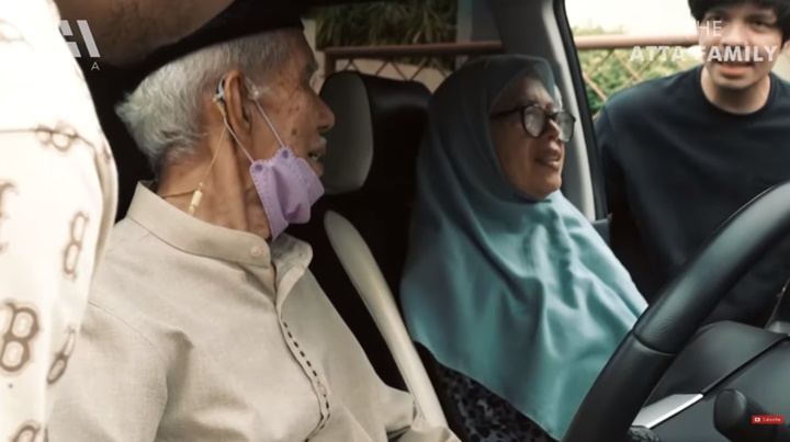Cucu Kesayangan, Atta Halilintar Rela Bayar Mahal Untuk Hadiahi Kakek-Neneknya Mobil Mewah