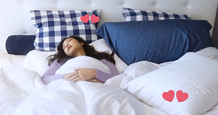 V BTS Diduga Rebahan di Ranjang Jennie BLACKPINK