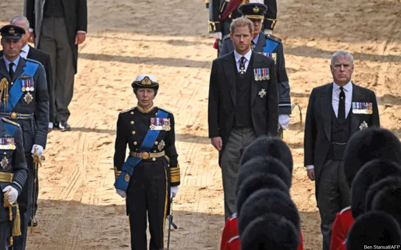 Alasan Pangeran Harry dan Pangeran Andrew Tak Ikut Beri Hormat ke Peti Mati Ratu Elizabeth II