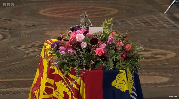 Karangan Bunga di Atas Peti Ratu Yang Diminta Khusus Oleh King Charlles III