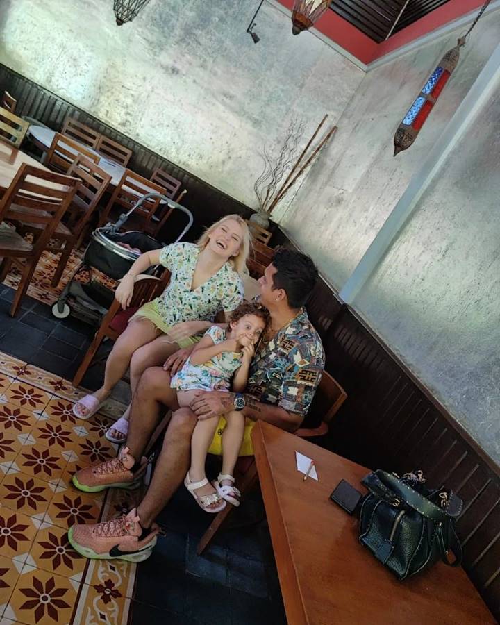 <i>Happy Family </i>