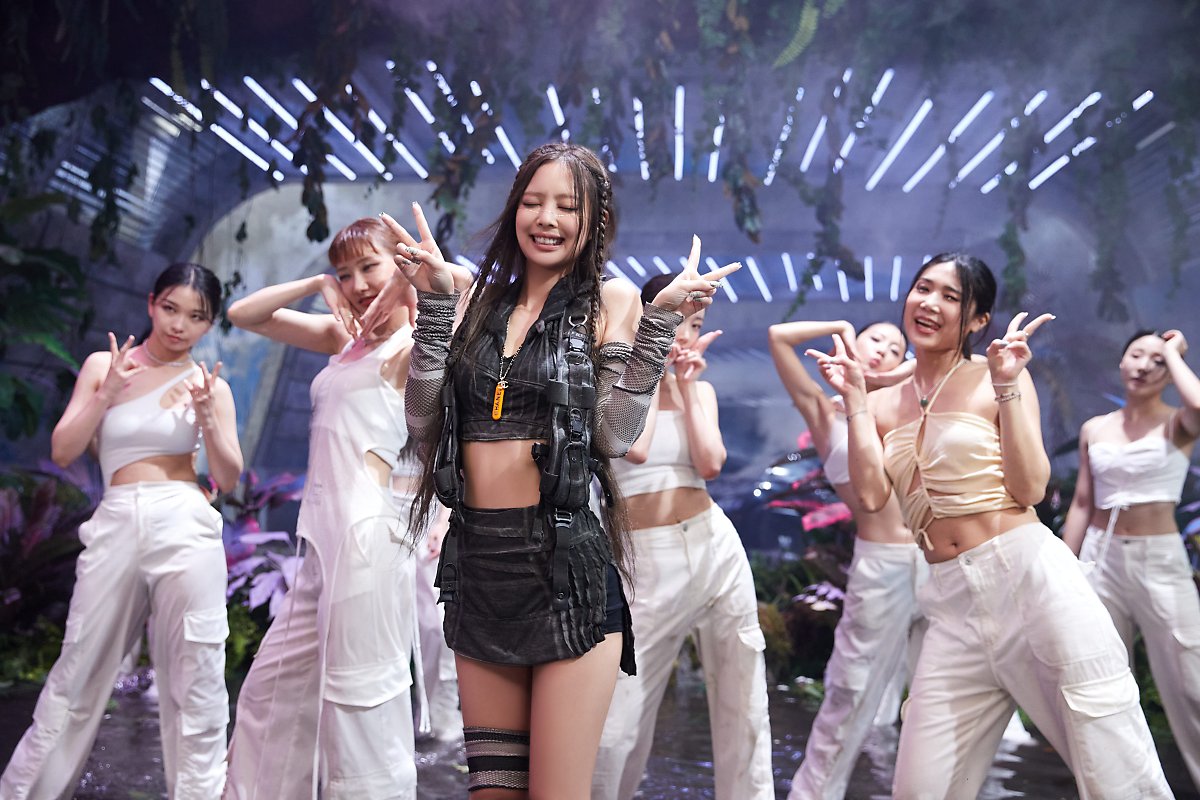 Jennie BLACKPINK Ceria Buat Pose V Saat Perform Lagu 'Shut Down'