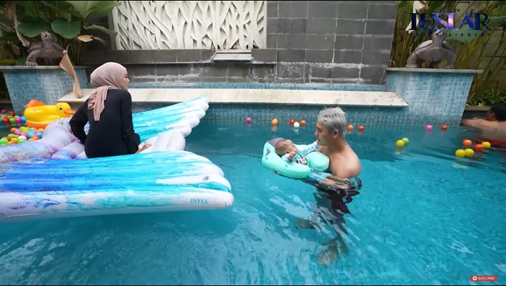 Ajari Sang Putra Berenang