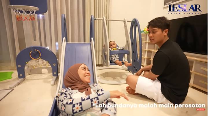 Momen Beri Kejutan Kamar 