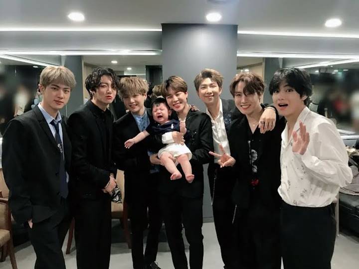 BTS Foto Bareng Bayi Manajer, Ekspresi Jungkook Bikin Salfok