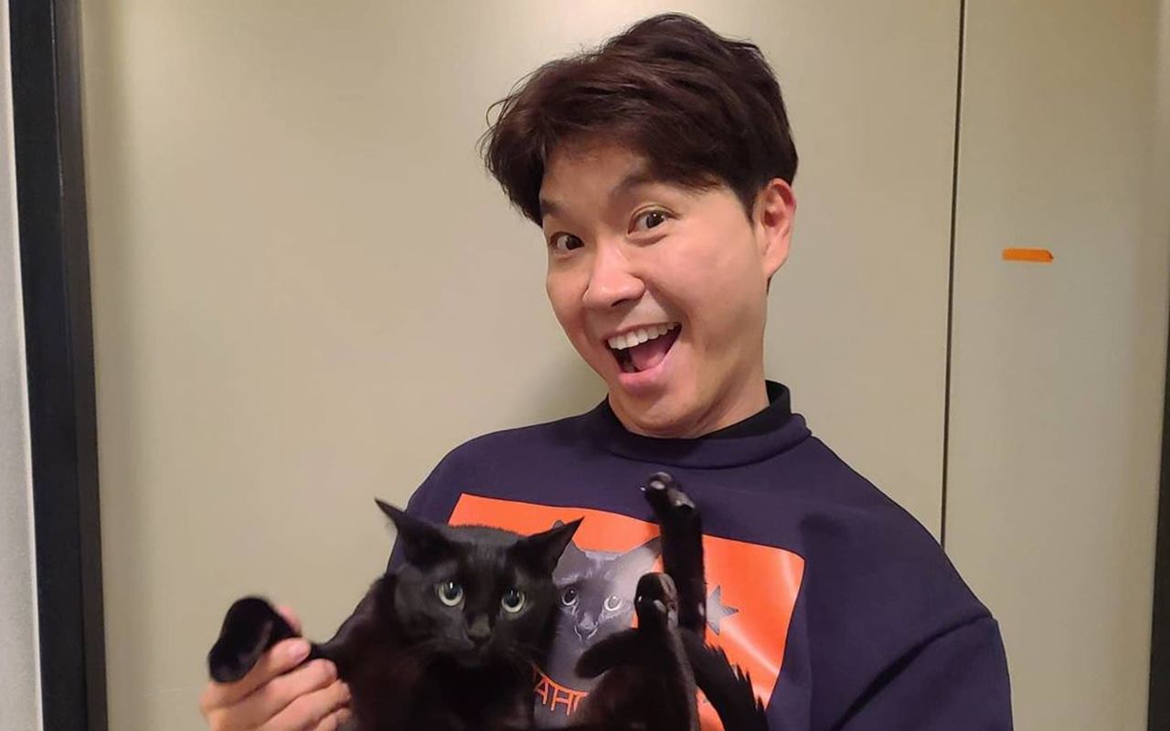 8 Potret Manis Park Soo Hong Bareng Kucing Usai Viral Diserang Sang Ayah