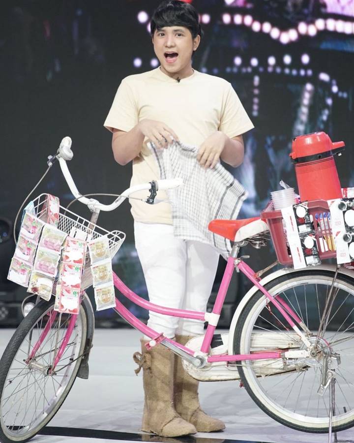 <i>Cosplay</i> Pedagang Kopi Keliling