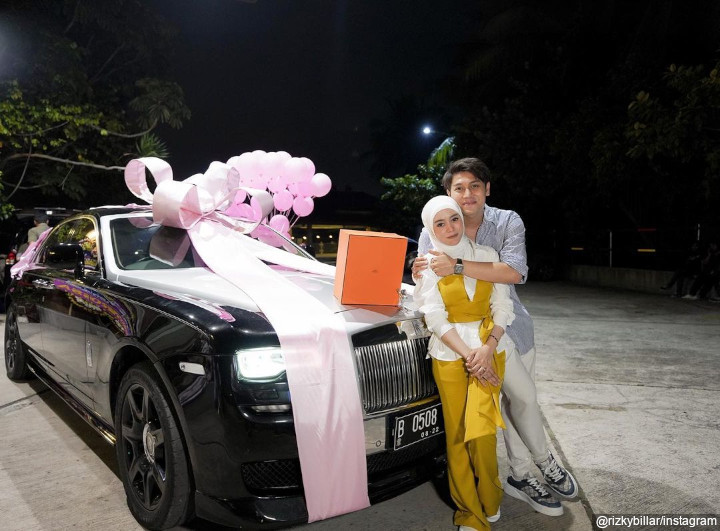 Saling Beri Hadiah Mewah