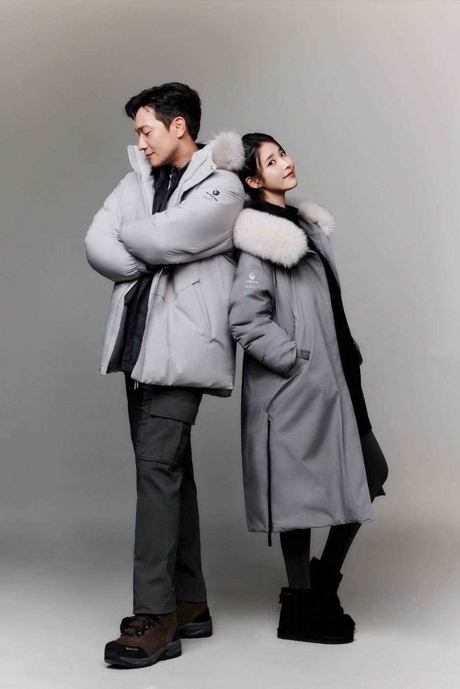 Bikin Mendadak Jadi Shipper, IU Bersandar di Punggung Son Suk Gu Dalam Iklan Pakaian Outdoor